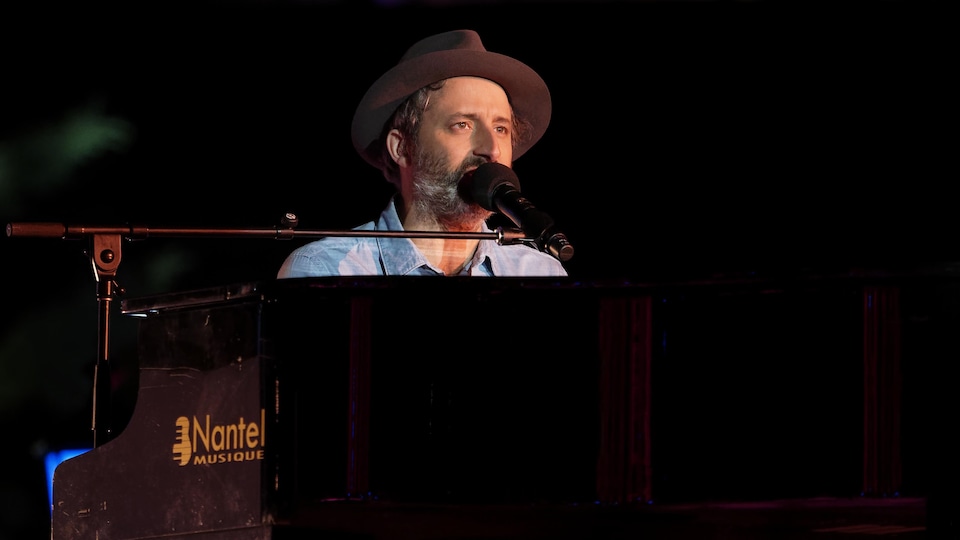 Louis Jean Cormier plays the piano and sings.