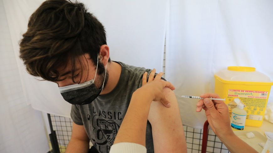 Doctor from a mobile center in Turin refuses to vaccinate teenagers and mother is angry