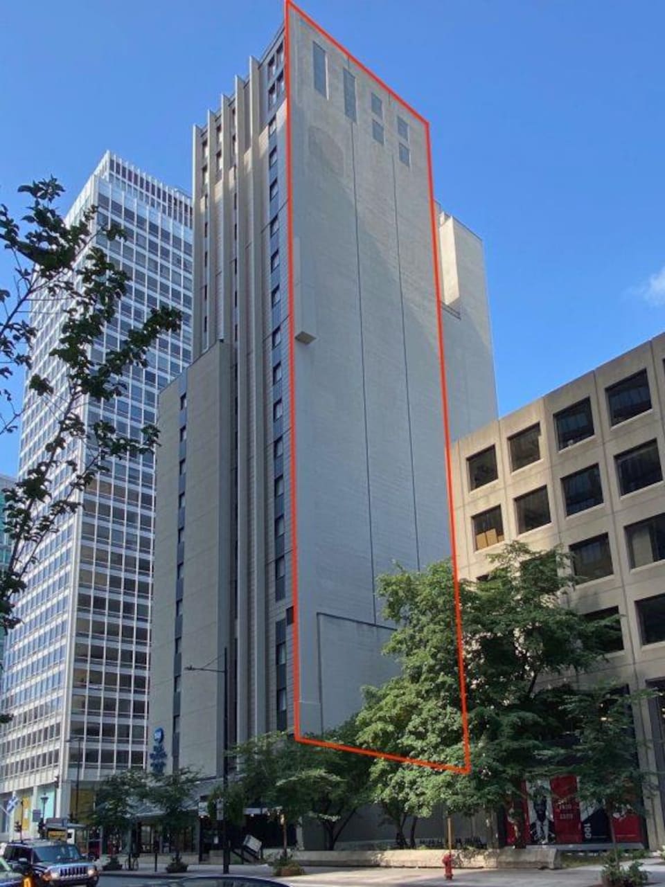 The facade of the building is marked by a red rectangular box. 