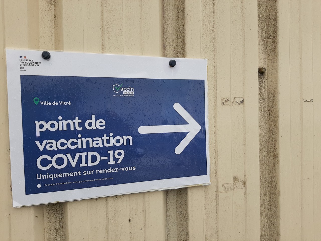 The vaccination center is located in the Vitré . exhibition center