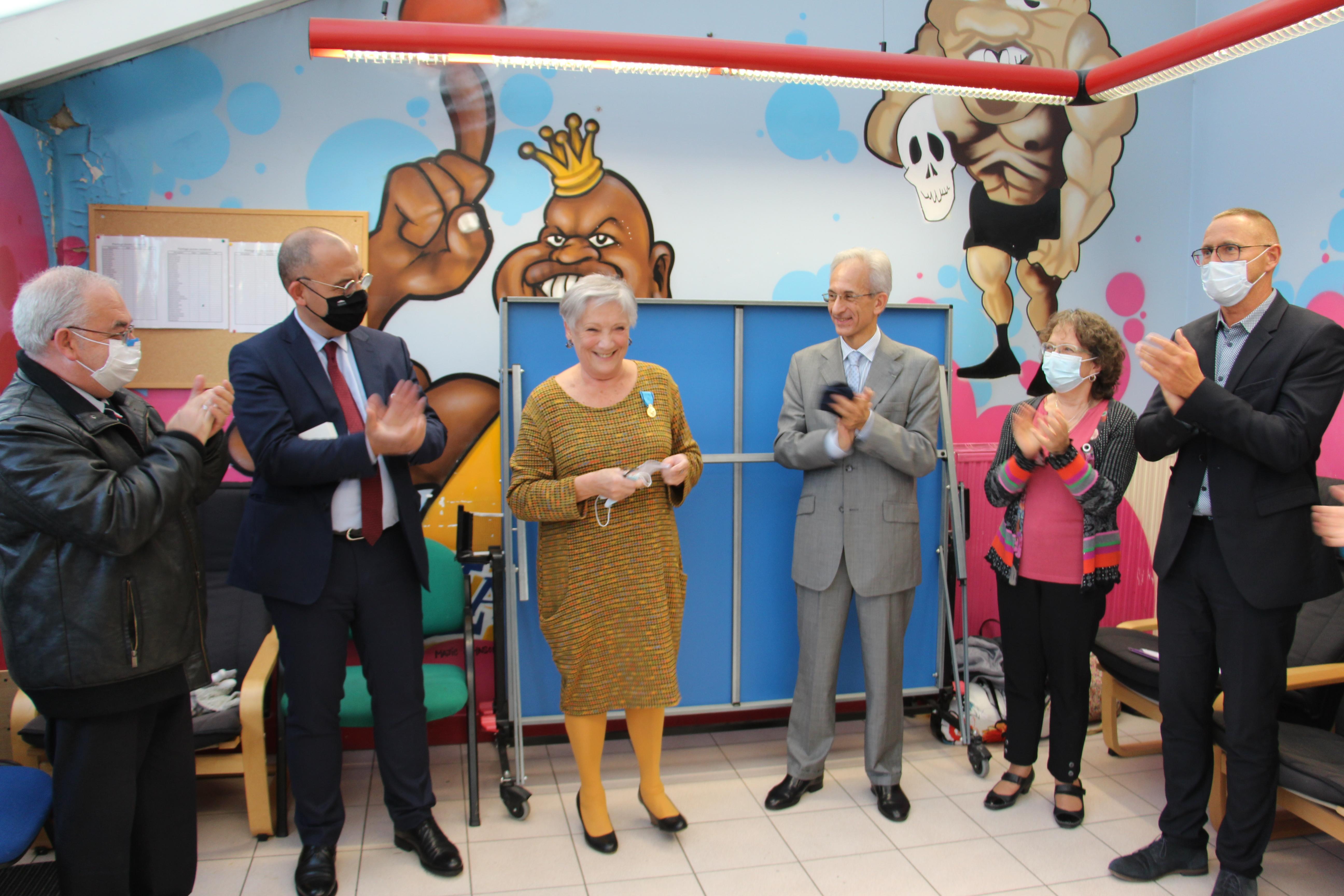 Here surrounded by Philippe Charpin, Chairman of Café de l'Eure, Bruno Koestel, Member of Parliament, Bruno Leonardozi, Inspector of Youth and Sports, Isabelle Royer, President of Espace Condorcet, and Sebastien Saboya, Director of the Social Centre, Lilian Coquet is honored for her commitment to Condorcet.