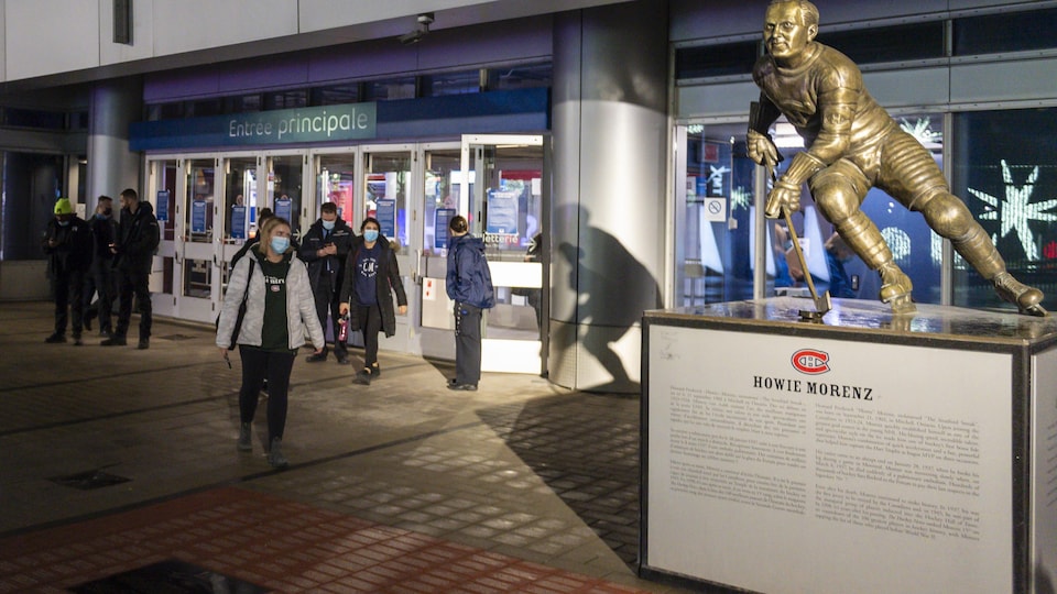 Supporters at the gates of the Bell Center refused, and left.