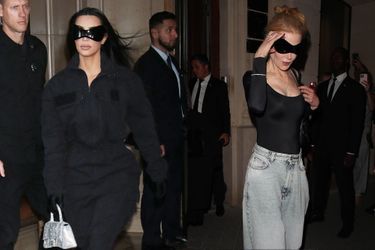 Nicole Kidman and Kim Kardashian adopt the same futuristic sunglasses signed by Balenciaga.