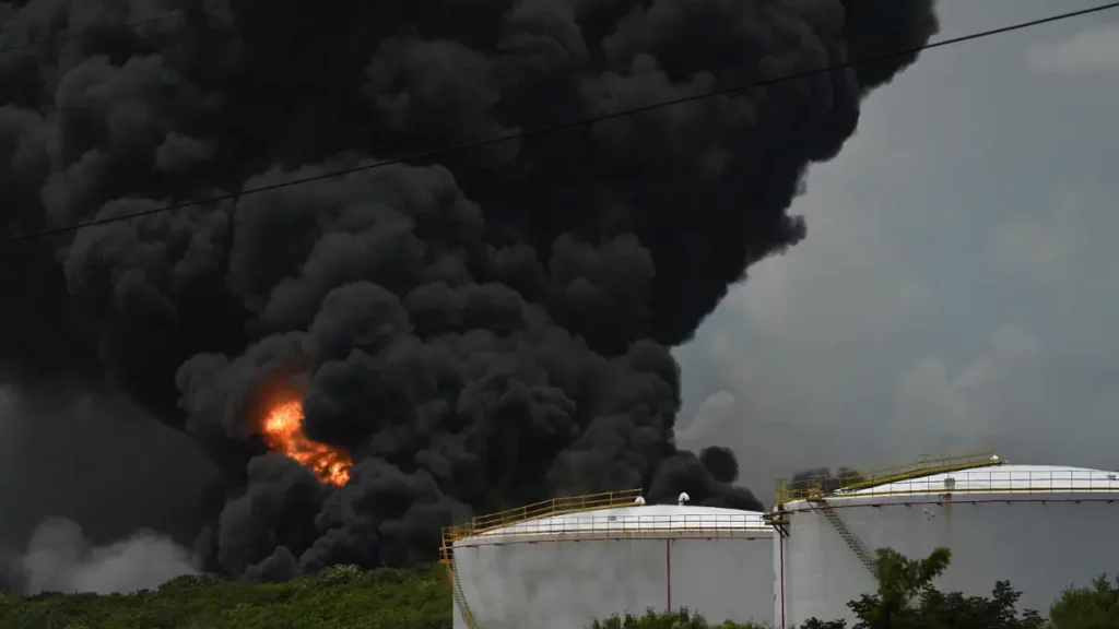 Pictures |  massive fire at an oil depot in Cuba;  17 missing and 77 wounded